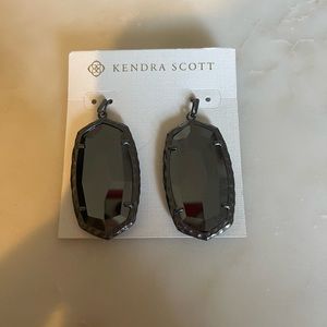 Never worn Kendra Scott earrings